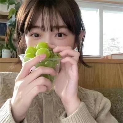 读爱情小说的老人